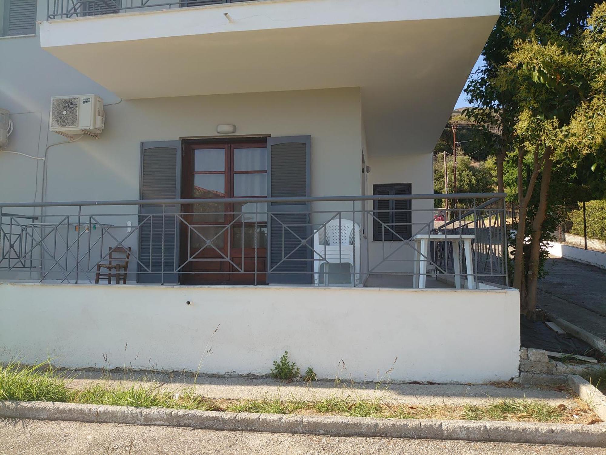 Merida Apartments Mola Kalyva Exterior photo